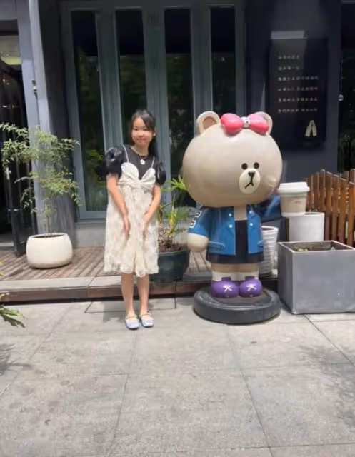 劉能吃大餐為女兒慶生!小11歲老婆顯富態,一家三口共用一張臉