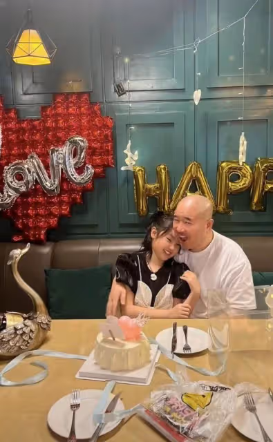 劉能吃大餐為女兒慶生!小11歲老婆顯富態,一家三口共用一張臉