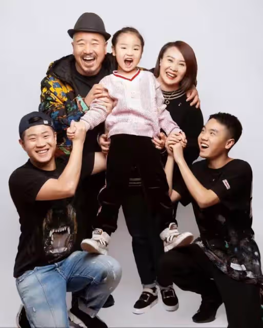 劉能吃大餐為女兒慶生！小11歲老婆顯富態，一家三口共用一張臉
