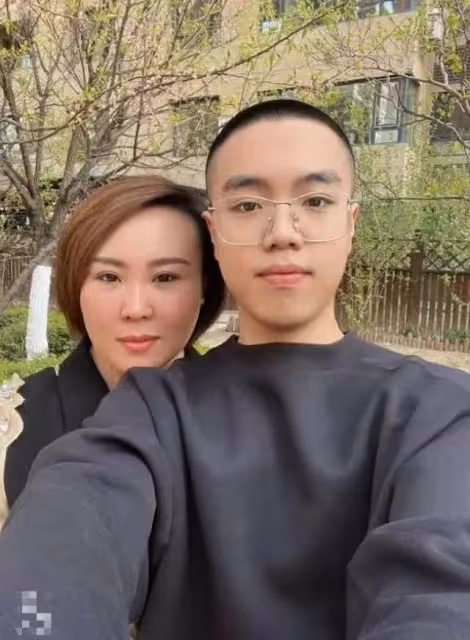 劉能吃大餐為女兒慶生！小11歲老婆顯富態，一家三口共用一張臉