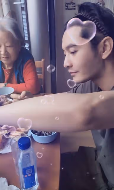 黃曉明好孝順，回家探親陪姥姥吃家常菜，戴四百萬名表髮際線感人