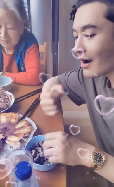 黃曉明好孝順，回家探親陪姥姥吃家常菜，戴四百萬名表髮際線感人