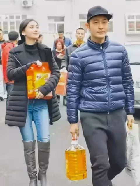 黃曉明好孝順，回家探親陪姥姥吃家常菜，戴四百萬名表髮際線感人