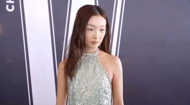 周冬雨劉昊然曝戀情後首同框!相視一笑女方顯直接,男方害羞轉頭