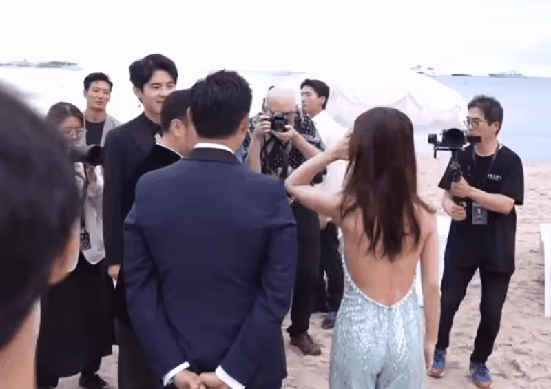 周冬雨劉昊然曝戀情後首同框!相視一笑女方顯直接,男方害羞轉頭