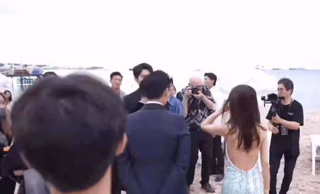 周冬雨劉昊然曝戀情後首同框!相視一笑女方顯直接,男方害羞轉頭
