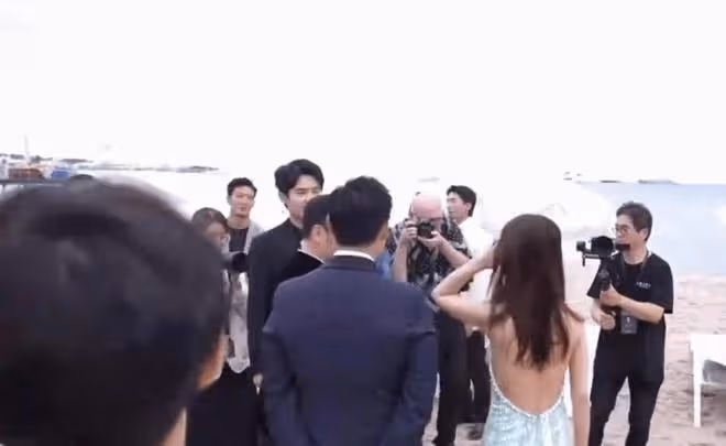周冬雨劉昊然曝戀情後首同框!相視一笑女方顯直接,男方害羞轉頭