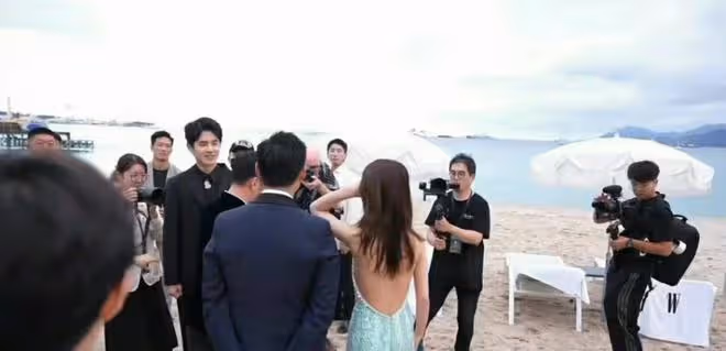 周冬雨劉昊然曝戀情後首同框!相視一笑女方顯直接,男方害羞轉頭
