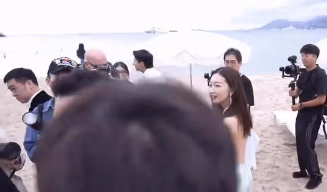 周冬雨劉昊然曝戀情後首同框!相視一笑女方顯直接,男方害羞轉頭