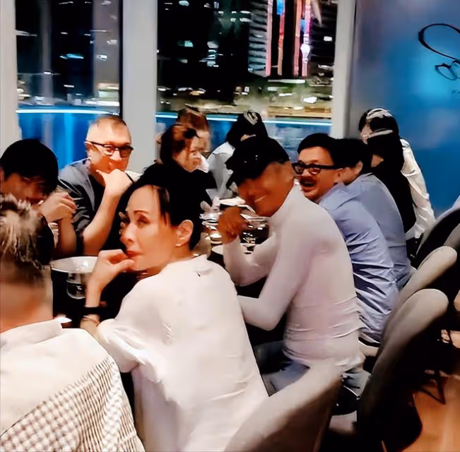 影帝周潤發大擺生日宴,摟抱袁詠儀不斷索吻遭拒!發嫂淡然處之
