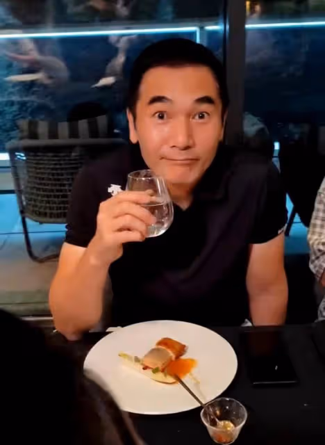 影帝周潤發大擺生日宴,摟抱袁詠儀不斷索吻遭拒!發嫂淡然處之