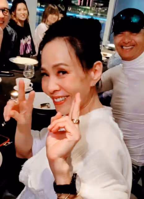 影帝周潤發大擺生日宴,摟抱袁詠儀不斷索吻遭拒!發嫂淡然處之