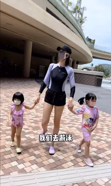 TVB前當家花旦曬泳裝照!淺露事業線現白皙大長腿,不似三孩之母