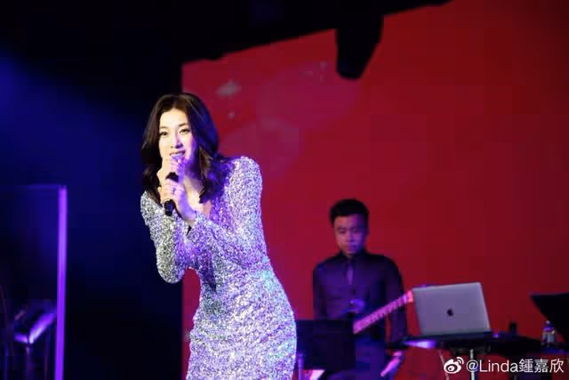 TVB前當家花旦曬泳裝照！淺露事業線現白皙大長腿，不似三孩之母