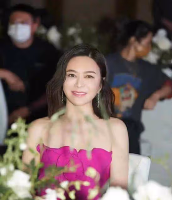 60歲香港知名女星近況曝光保養得宜，與20多歲小鮮肉約會不懼閒言
