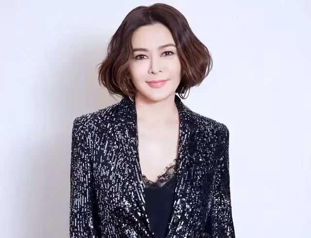60歲香港知名女星近況曝光保養得宜，與20多歲小鮮肉約會不懼閒言