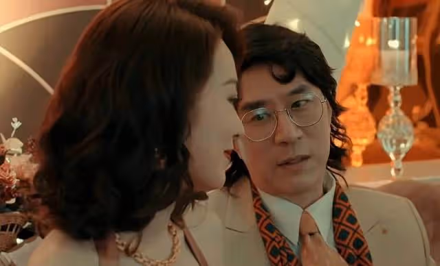 香港知名男星突然宣布復出,與後輩拍床戲,被大讚有紳士風度