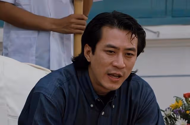 香港知名男星突然宣布復出,與後輩拍床戲,被大讚有紳士風度