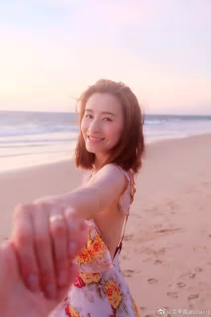 TVB「最美女配」為2歲兒子慶生!39歲身形太完美,夫妻獻吻壽星