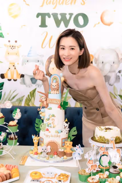 TVB「最美女配」為2歲兒子慶生!39歲身形太完美,夫妻獻吻壽星