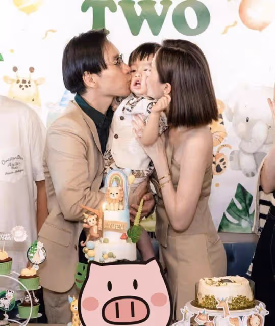 TVB「最美女配」為2歲兒子慶生!39歲身形太完美,夫妻獻吻壽星