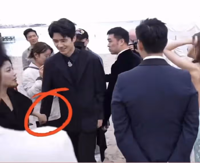 劉昊然周冬雨坎城同框，相視而笑，男方被工作人員緊急拉走避嫌