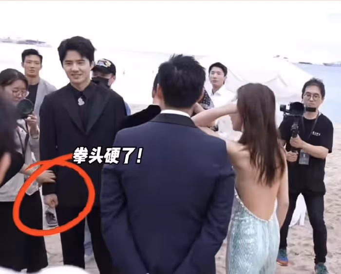 劉昊然周冬雨坎城同框，相視而笑，男方被工作人員緊急拉走避嫌