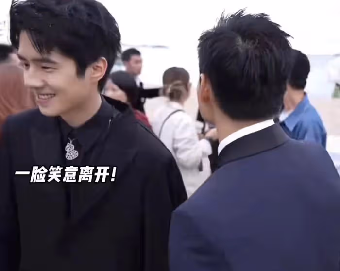 劉昊然周冬雨坎城同框，相視而笑，男方被工作人員緊急拉走避嫌