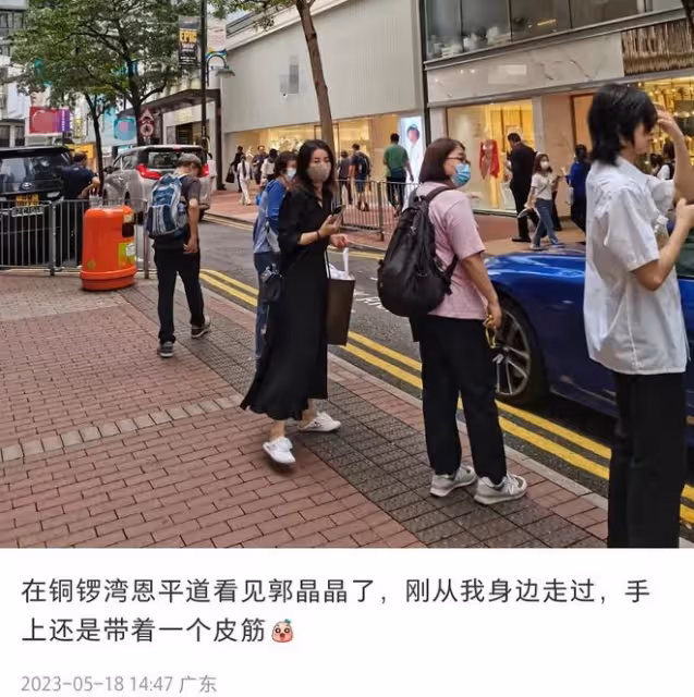 郭晶晶獨自逛街被偶遇!背7萬包配40元運動鞋,踩鞋跟穿法接地氣