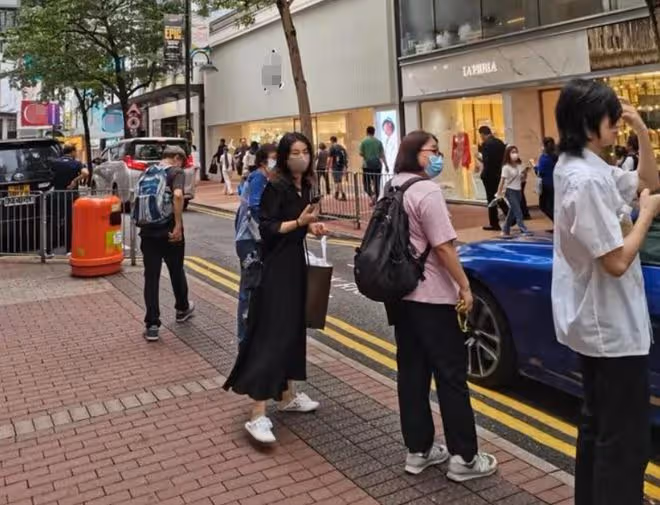 郭晶晶獨自逛街被偶遇!背7萬包配40元運動鞋,踩鞋跟穿法接地氣