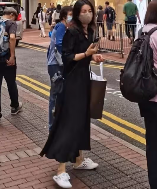 郭晶晶獨自逛街被偶遇!背7萬包配40元運動鞋,踩鞋跟穿法接地氣