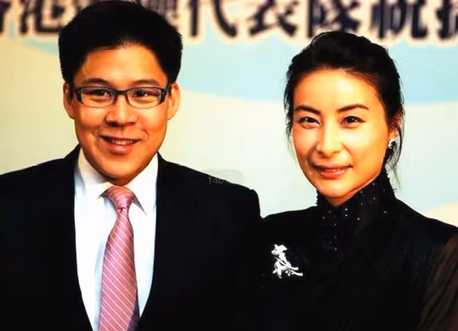 郭晶晶獨自逛街被偶遇!背7萬包配40元運動鞋,踩鞋跟穿法接地氣