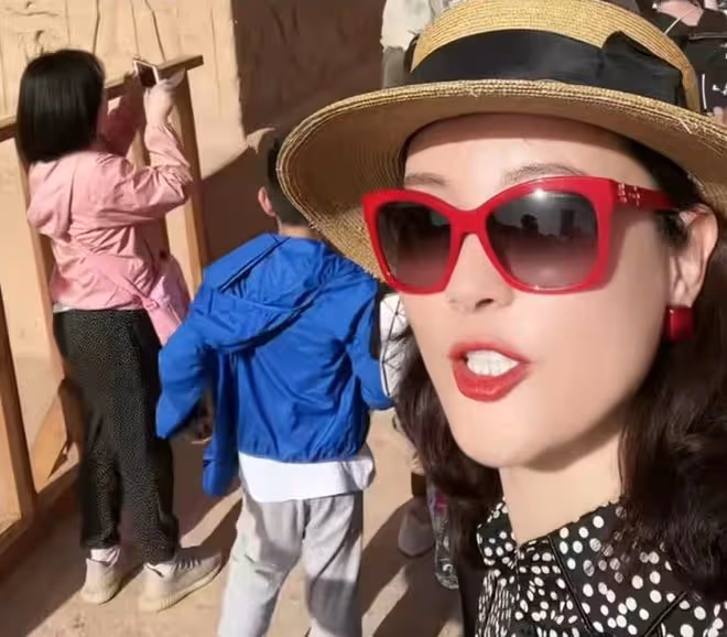 央視主持人劉芳菲被疑做烤瓷牙！近照牙齒白到晃眼，本人罕見回應