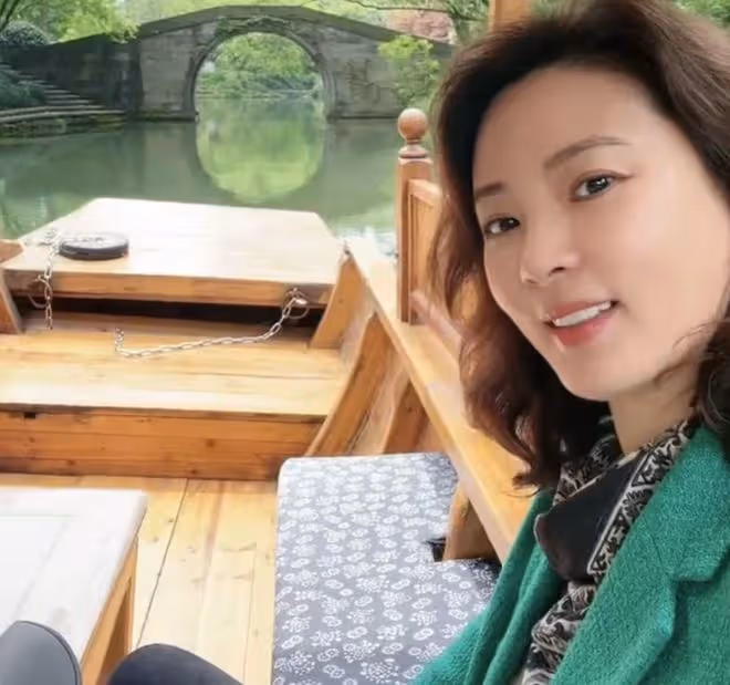 央視主持人劉芳菲被疑做烤瓷牙!近照牙齒白到晃眼,本人罕見回應