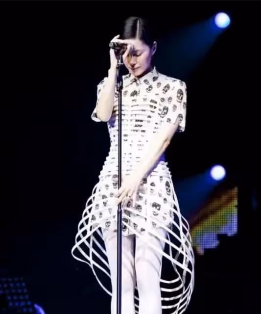 王菲、李嫣塞納河畔觀景,無懼暴曬,李嫣鏡頭前不自信表現被熱議