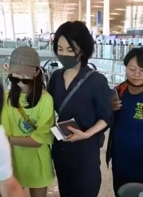 王菲、李嫣塞納河畔觀景,無懼暴曬,李嫣鏡頭前不自信表現被熱議