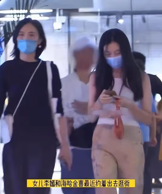 王菲、李嫣塞納河畔觀景,無懼暴曬,李嫣鏡頭前不自信表現被熱議