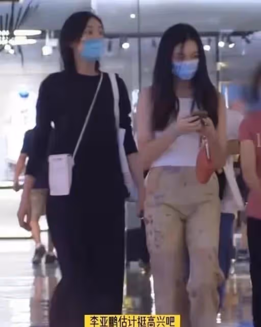 王菲、李嫣塞納河畔觀景,無懼暴曬,李嫣鏡頭前不自信表現被熱議