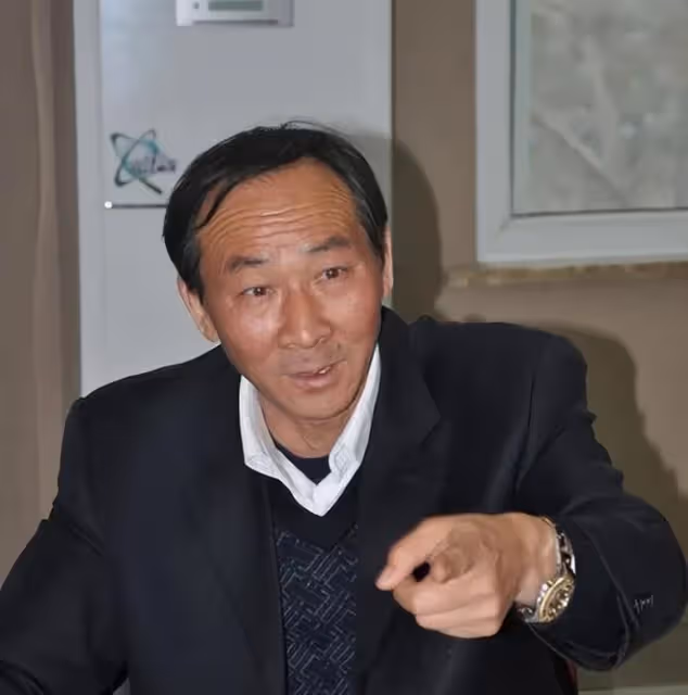 演員李立群回到河南祭祖,同父異母哥哥已經去世,妻兒卻沒有露面