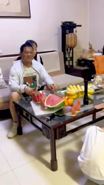 演員李立群回到河南祭祖,同父異母哥哥已經去世,妻兒卻沒有露面