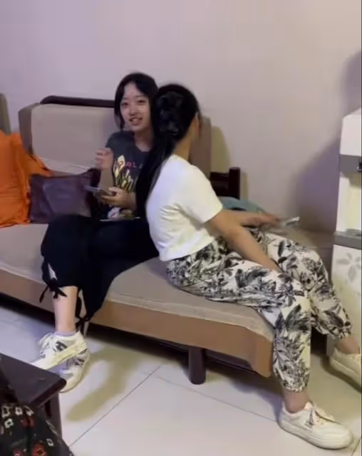 演員李立群回到河南祭祖,同父異母哥哥已經去世,妻兒卻沒有露面