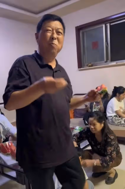 演員李立群回到河南祭祖,同父異母哥哥已經去世,妻兒卻沒有露面