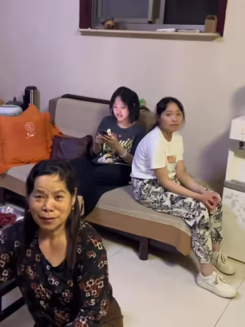 李立群回河南老家探親,滿臉熱淚和哥哥合影,感謝家人的理解支持