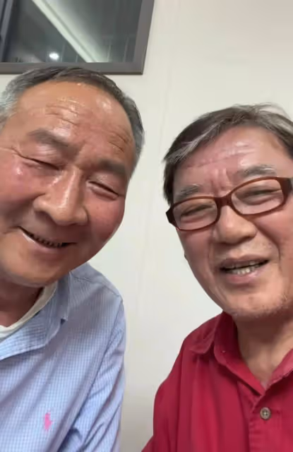李立群回河南老家探親,滿臉熱淚和哥哥合影,感謝家人的理解支持