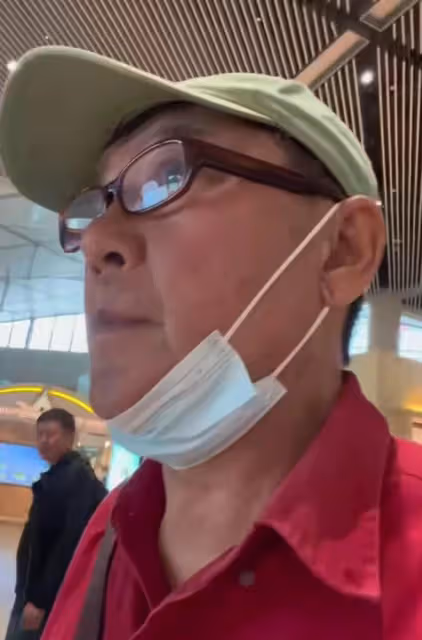 李立群回河南老家探親,滿臉熱淚和哥哥合影,感謝家人的理解支持
