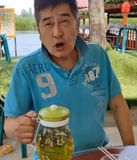 港星林威當村幹部,穿拖鞋挨家通知開會,不把自己當大佬接地氣