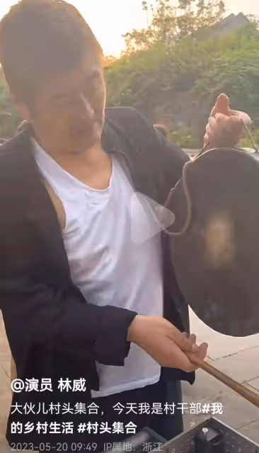 港星林威當村幹部,穿拖鞋挨家通知開會,不把自己當大佬接地氣