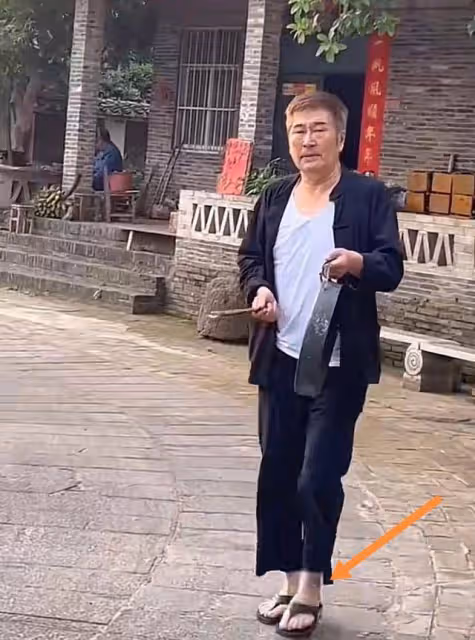 港星林威當村幹部,穿拖鞋挨家通知開會,不把自己當大佬接地氣