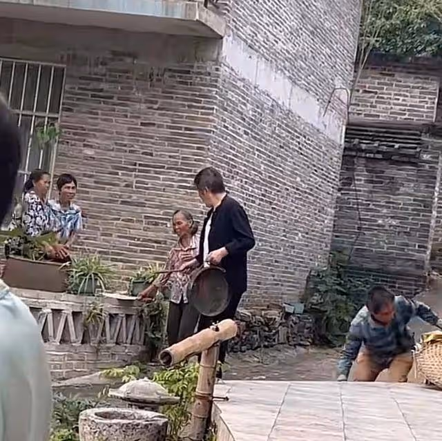 港星林威當村幹部,穿拖鞋挨家通知開會,不把自己當大佬接地氣