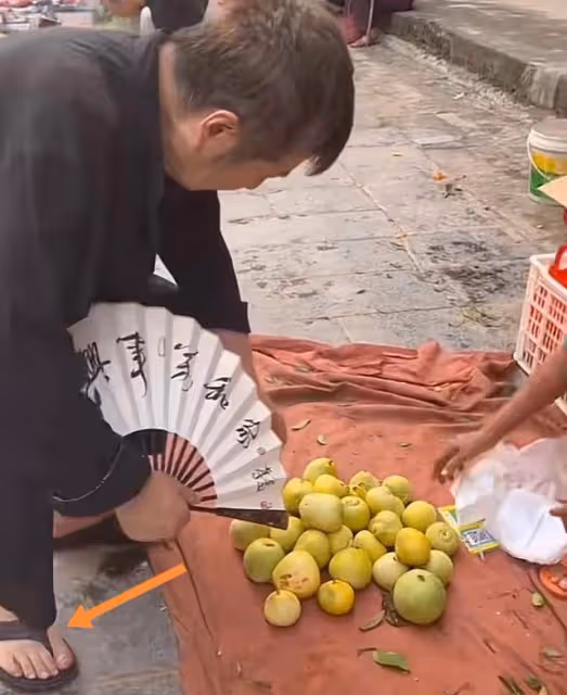港星林威當村幹部,穿拖鞋挨家通知開會,不把自己當大佬接地氣